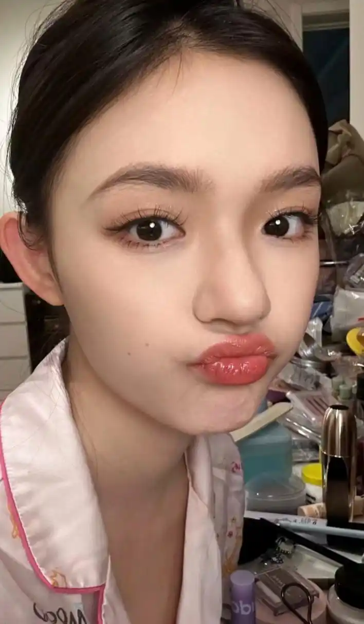 自拍来了,迷人有神的双眸,高挺的鼻梁,带有神秘感的红唇92,脸型太