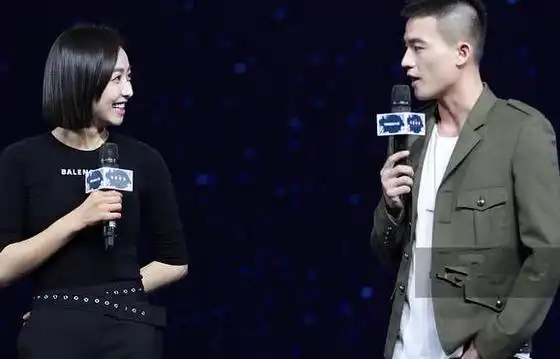 宋茜一身黑现身某活动,黑衫搭配黑裤,迷人的样子让欧豪不移视线