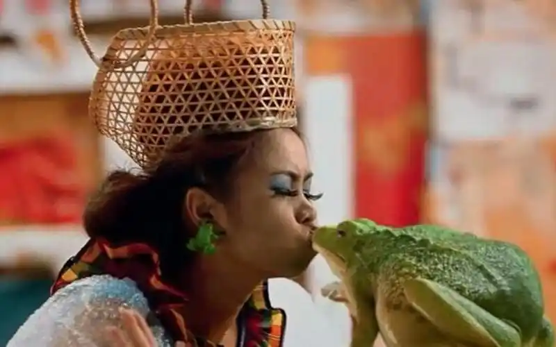 丑女养了只青蛙做宠物,每天都会亲它,最后青蛙竟变成了王子