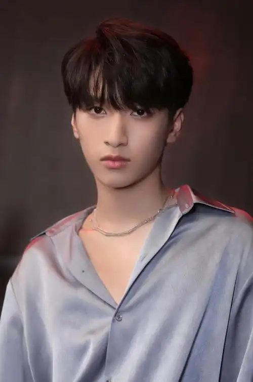 严浩翔晒三宫格随拍 清冷大帅哥今日份营业……|严浩翔|演唱会|时代