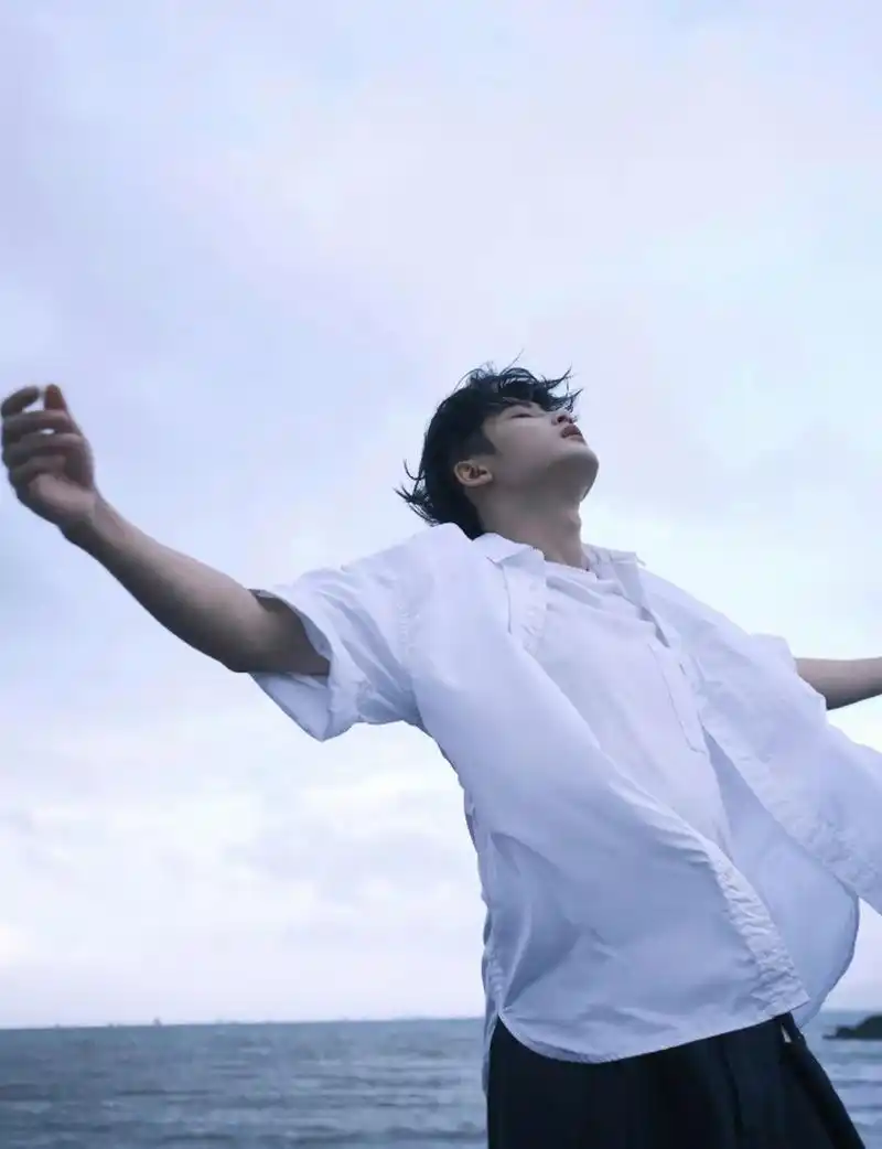 檀健次的少年感,白衬衫是他最好的单品.#檀健次