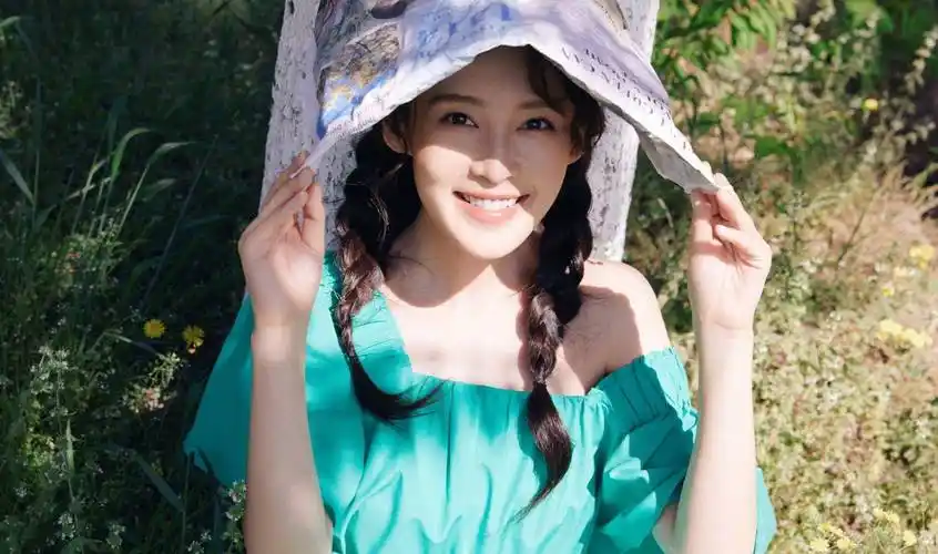 "李沁绿色短裙,展现苗条身材和迷人笑容,"沁"人心扉_薄荷味_写真_夏日