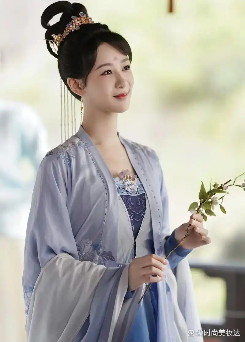 《国色芳华》二搭李现引热议 杨紫新剧《国色芳华》即将开拍,杨紫将