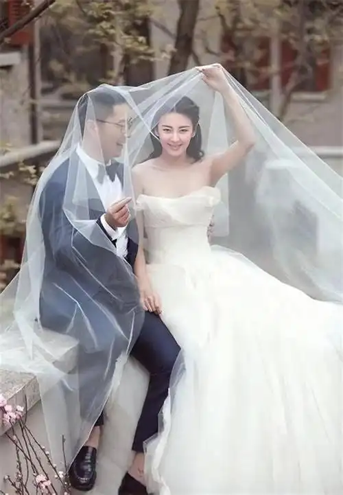 桃花朵朵开,张雨绮新恋情迅速,男友为小8岁迷弟!