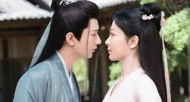 成毅拍戏抱起杨紫,还在怀里颠了颠,网友直呼猪八戒娶媳妇既视感