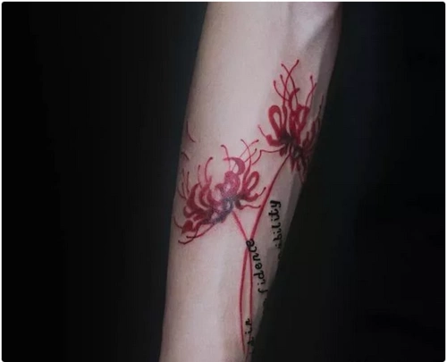 郑州纹身小编分享花叶两不相见的彼岸花纹身