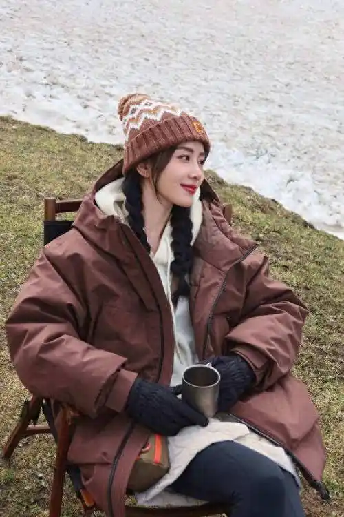 刘诗诗穿羽绒服头戴毛线帽,扎麻花辫微笑温暖治愈