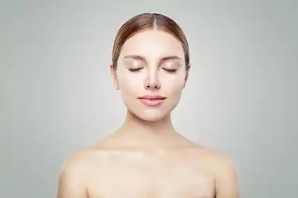 年轻的完美女人,有健康的皮肤. 面部治疗护肤和美容的概念.照片