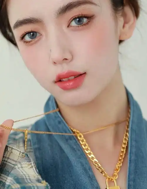 很多姐妹都已经换上了好看的春装,那么适合春天的妆容也要get到一款