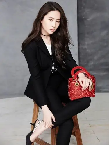 刘亦菲多套西服造型大秀"天仙攻"的一面,每套都又帅又仙