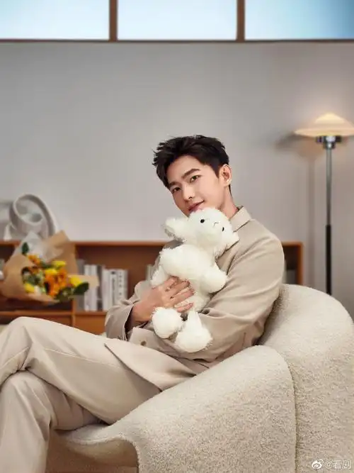 杨洋520写真96,抱小羊玩偶向大家问好,帅气的笑容真的好治愈手机拍