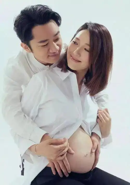 临盆在即!34岁李亚男挺9个月巨肚和老公拍孕妇写真作留念