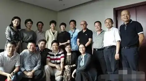 央视前主播张宏民罕见露面!单身60年引争议,退休后入驻直播带货