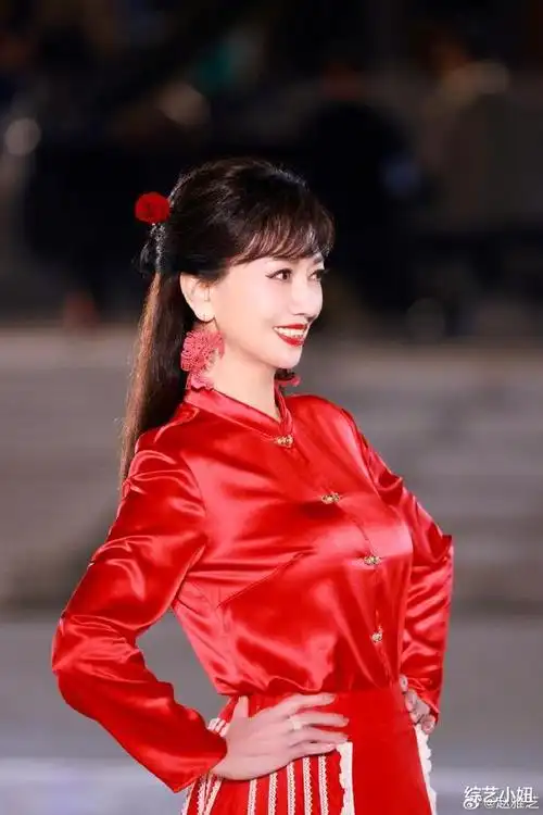 太惊艳71岁赵雅芝红色马面裙造型网友看的想结婚了