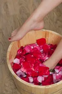 一个年轻的女人做足浴照片