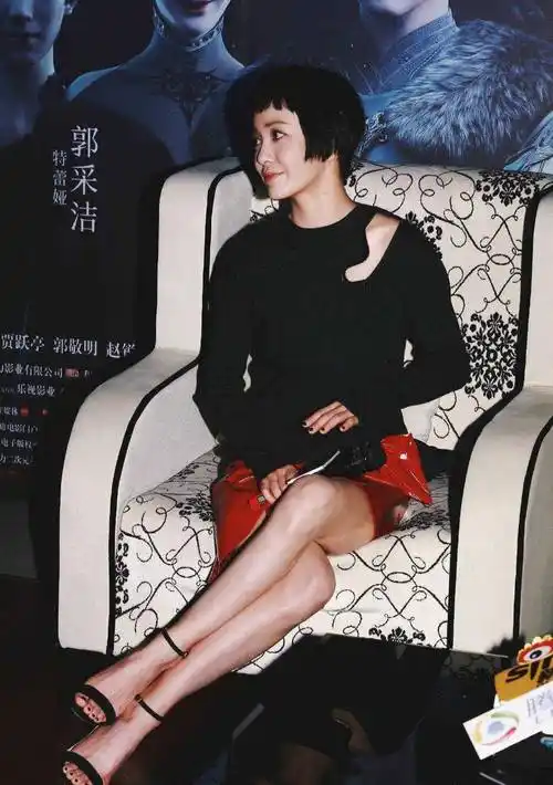 郭采洁个子不高,穿搭很亮眼,黑色针织上衣搭配红色皮裙高级精致