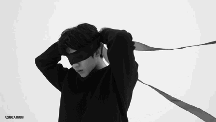 蔡徐坤新歌蒙着眼,让人心疼的一个大男孩