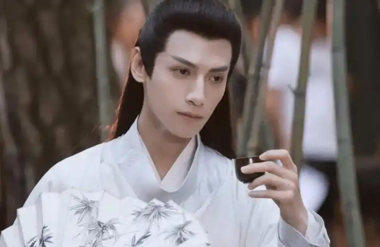 不管是不食人间烟火的神仙,还是俊美得雌雄莫辨的鲛人等,只要一提起