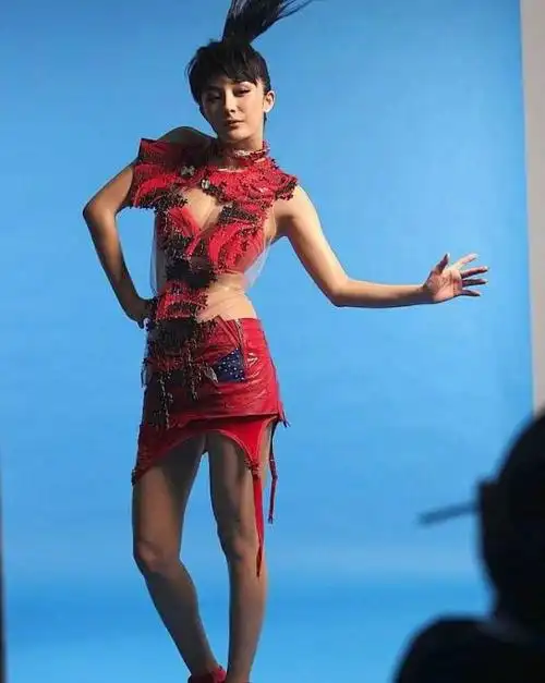 杨幂早年拍摄广告曝光皮肤粗糙造型老土这表情亮了