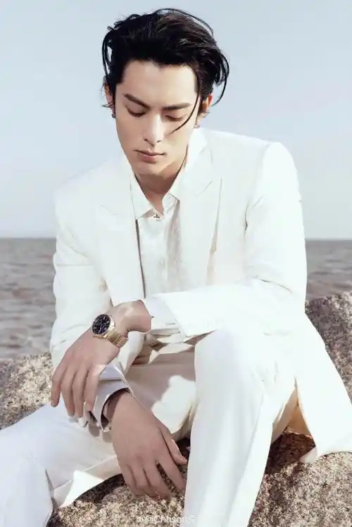 王鹤棣 x 尖叫之夜 ┊ 今晚的两套造型都是来自lv,搭配他的狼奔头发型