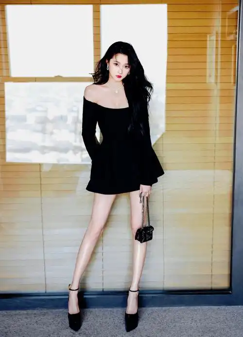 关晓彤黑色抹胸短裙造型##关晓彤今天露腿了