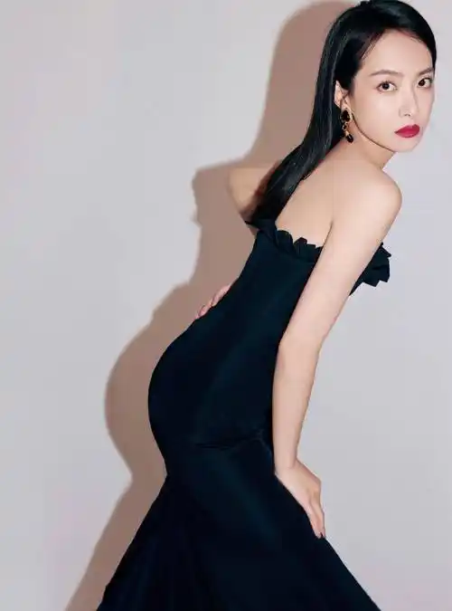 宋茜跪在地上与粉丝合影,蓝色抹身材裙衬出天鹅颈直角肩,被暖到了