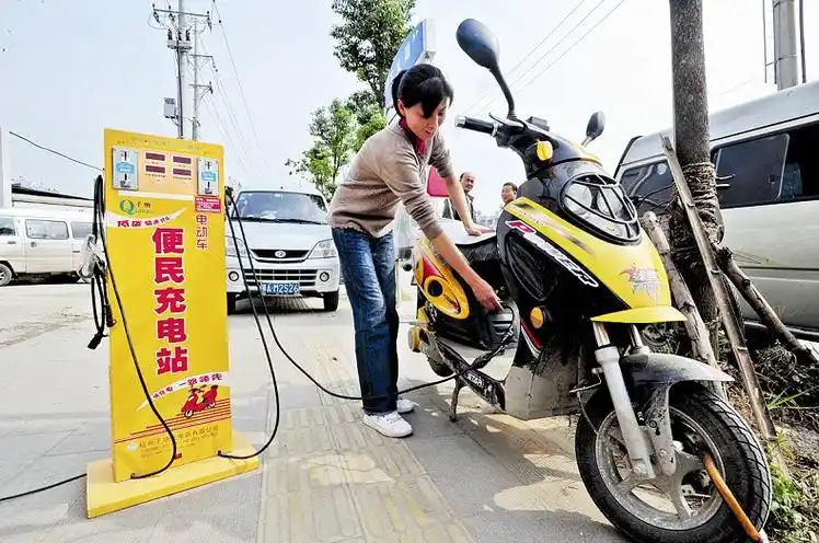 第2种伤害电池的充电方法:"过充或过放"在充电,在给电动车充电时机的