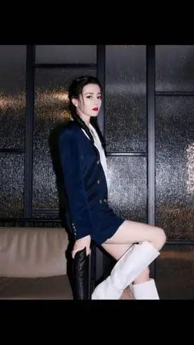 迪丽热巴#热巴带火了一款靴子,叫"饺子靴",时髦显瘦,照着搭配准没错