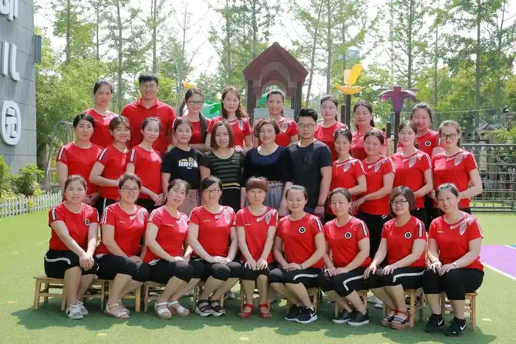 希望城幼儿园向全体可爱的老师们致敬献礼!