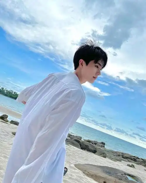 白衬衫怎么选能把白衬衫穿得好看的男生才是真的帅