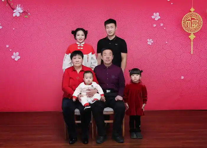 2021年春节 我们全家一起拍了全家福照片 照片上都是我最爱的人 妈妈