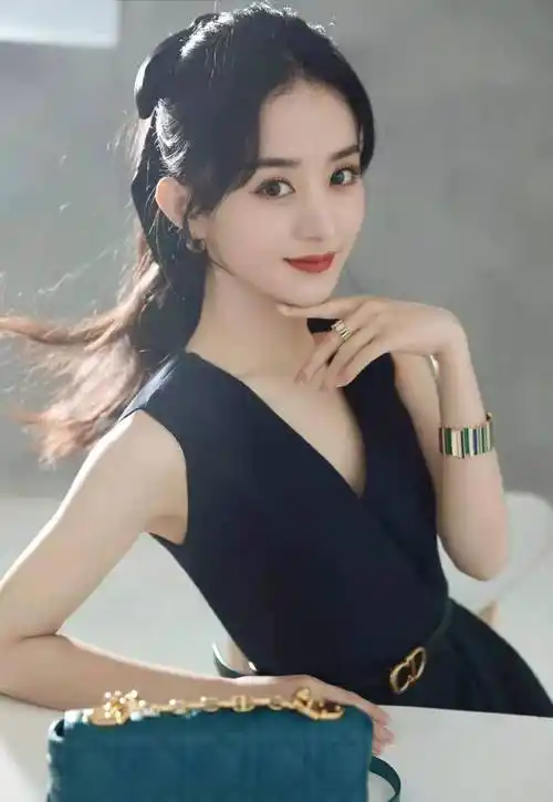 赵丽颖戴65万手镯参加商演,穿时尚裙还束腰,我被她近况的腰围迷了眼