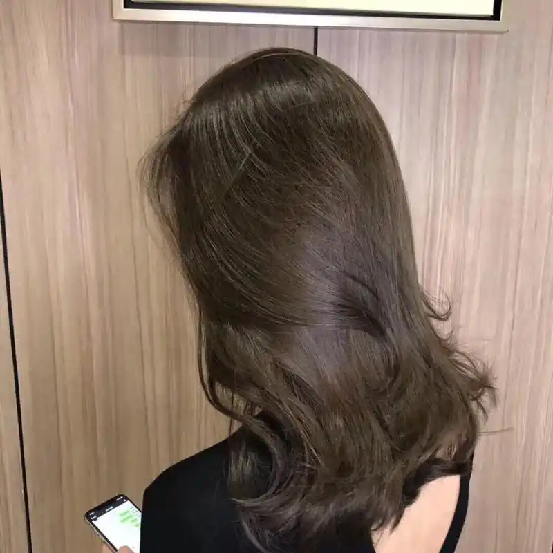 师染完以后其实就是个棕色_冷色调_羊奶_冷色_生发_亮发_时尚_发型