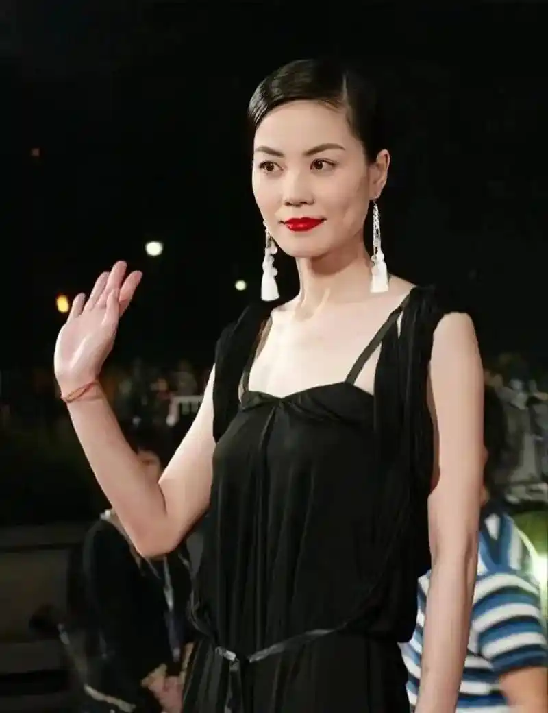 王菲不愧为"气质女神",不仅穿小黑裙美得惊人,还秀出好身材_时尚_黑色
