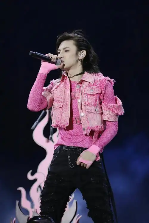 小鬼王琳凯超话#小鬼安阳音乐节舞台#舞台照掉落～粉黑朋克造型酷飒