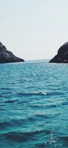 平静的海面高清手机护眼壁纸免费下载