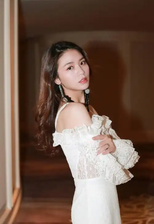 简介:黄英白裙优雅甜美写真图片,分享一组黄英图片给大家,图中的明星