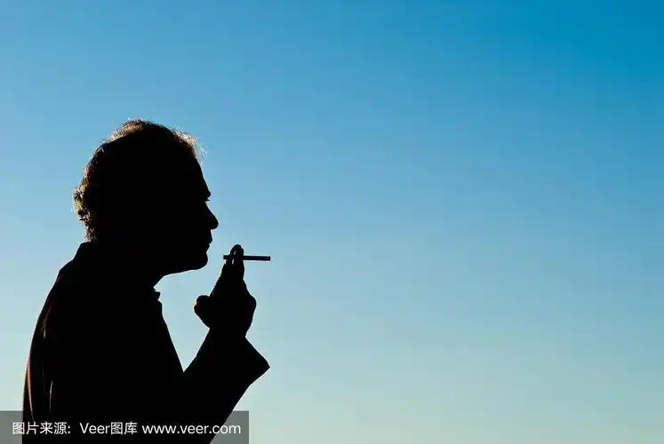 一个吸烟的成年单身男子的剪影
