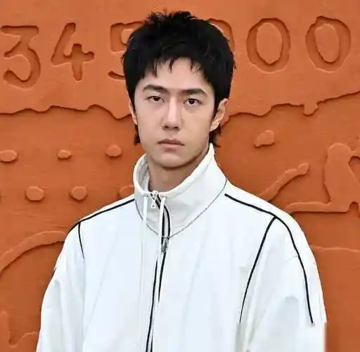 原创把32岁肖战跟26岁王一博放一起对比我才明白什么叫顶级骨