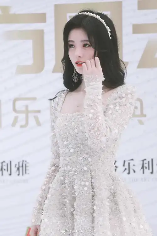 鞠婧祎白色亮片纱裙