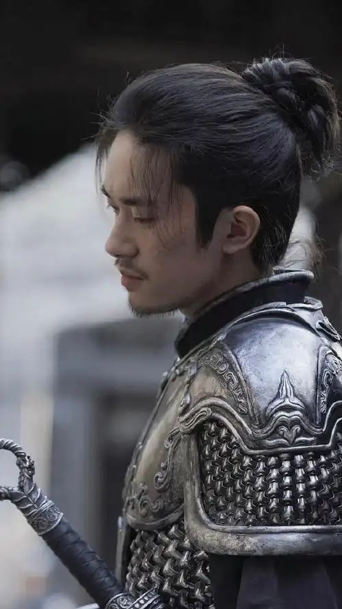 易烊千玺满江红侧颜盔甲海报##易烊千玺满江红戎衣刀环侧颜剧照