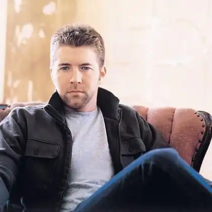 josh turner 最钟爱的一位乡村歌手,低调沉着的性格,认真唱歌不做作