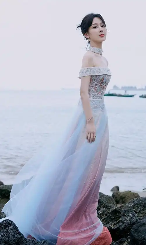杨紫唯美礼服海边写真,渐变彩裙宛如人鱼公主,美不胜收_高清图集_新浪