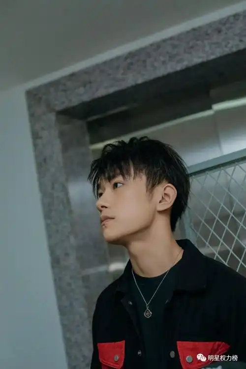 迪丽热巴丸子头俏皮灵动 易烊千玺活动造型休闲时尚 陈立农杂志大片