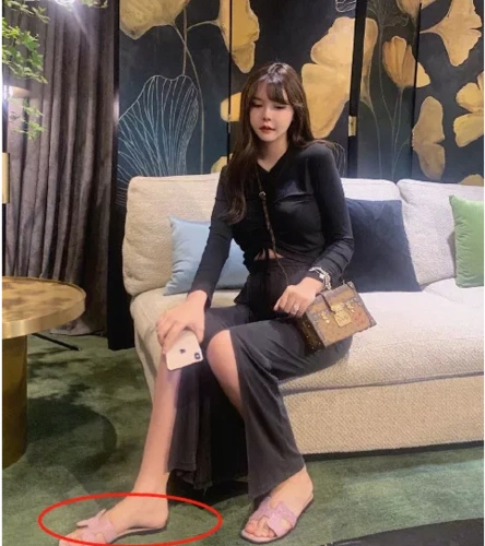 韩安冉整容后晒照,50码大脚意外抢镜,网友:不会连脚也整了吧?