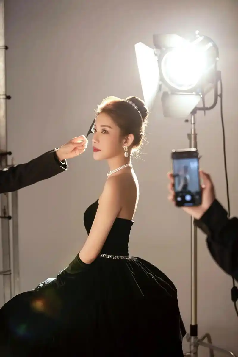 不被定义的风格就是风格#迪丽热巴赫本造型 #红毯 - 抖音