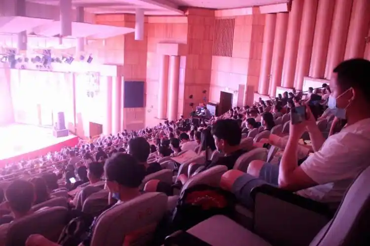 最后台上台下一起载歌载舞《迈着大步跟党走》结束了晚会