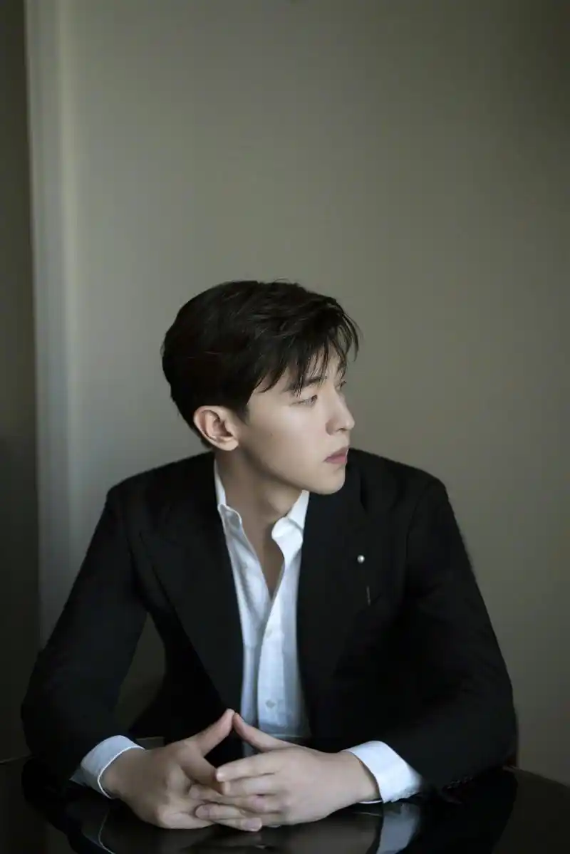 邓伦活动造型释出,暖调质感,映衬波澜不惊的淡然姿态