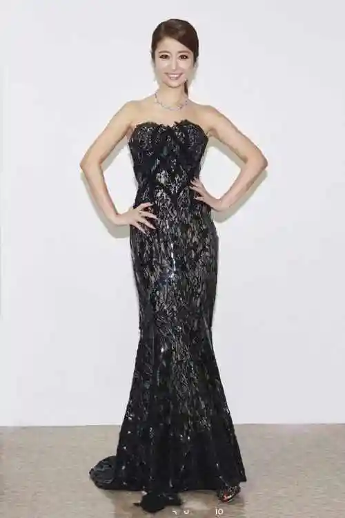 林心如真会玩蕾丝透视装穿出时尚新高网友很辣妈典范