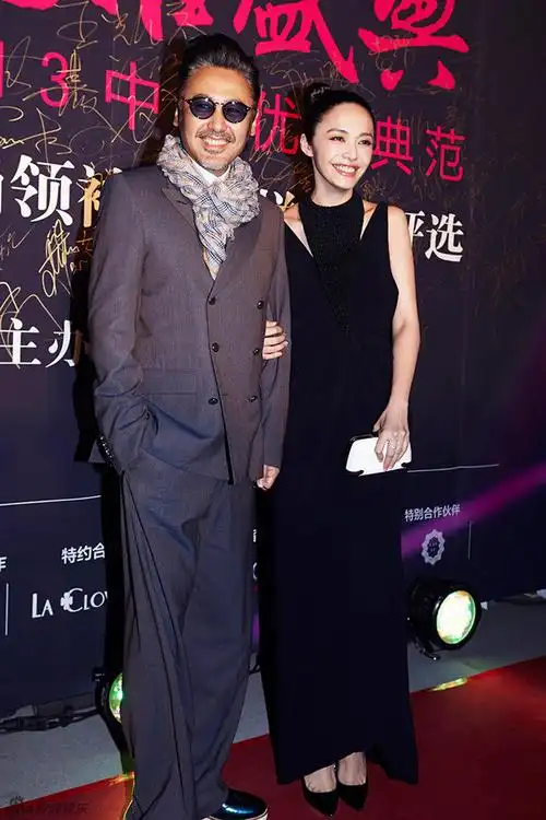 姚晨露背长裙性感亮相 携手吴秀波走红毯-onlylady 花嫁